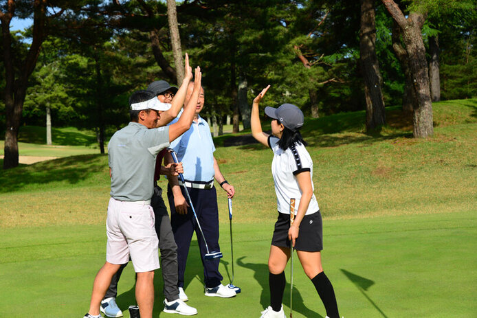 プロと一緒にラウンドを楽しむ。「withGolf」という新しいゴルフ体験