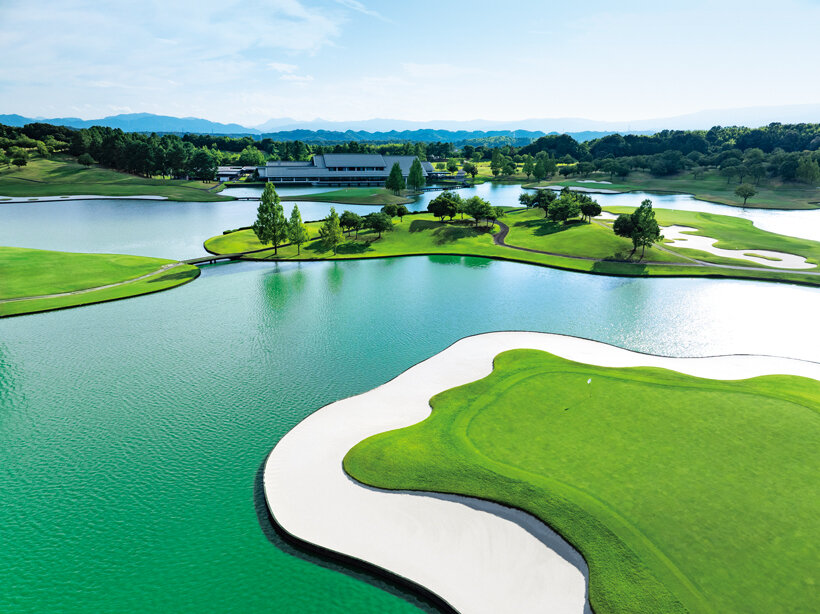 タイガー・ウッズも称賛。8万7,000平米の池と浮島グリーンが待つ「エクセレントゴルフクラブ 伊勢大鷲コース」