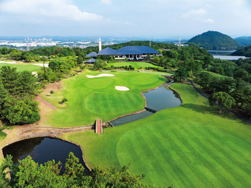 丘陵の自然美と豪快ショット。六甲山裾野に広がる「六甲カントリークラブ」