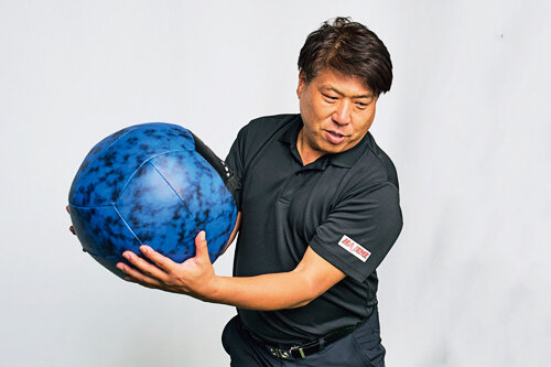 メディシンボールのような重さがあるボールを胸の正面で持ち続ける