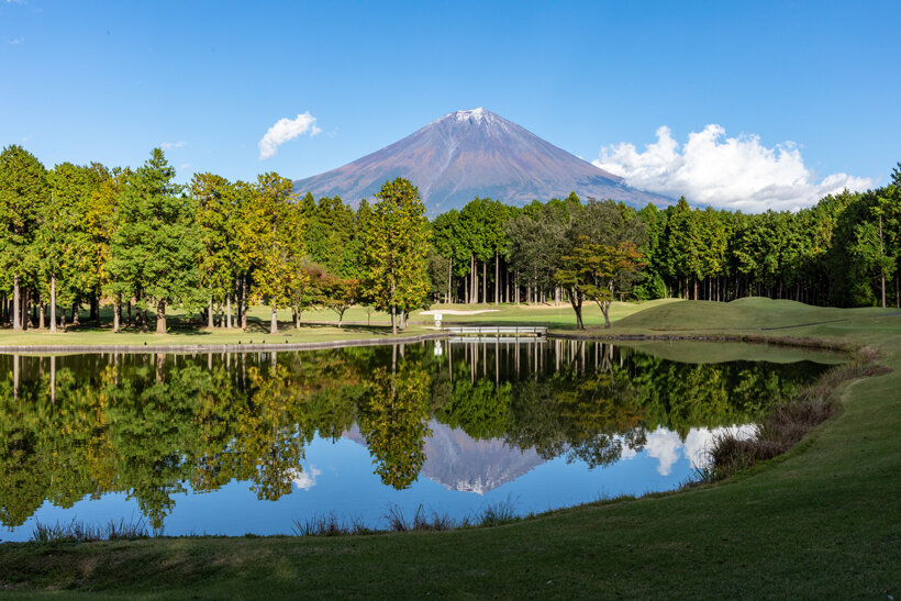 西富士ゴルフ倶楽部の池超えパー４の14番ホール／逆さ富士